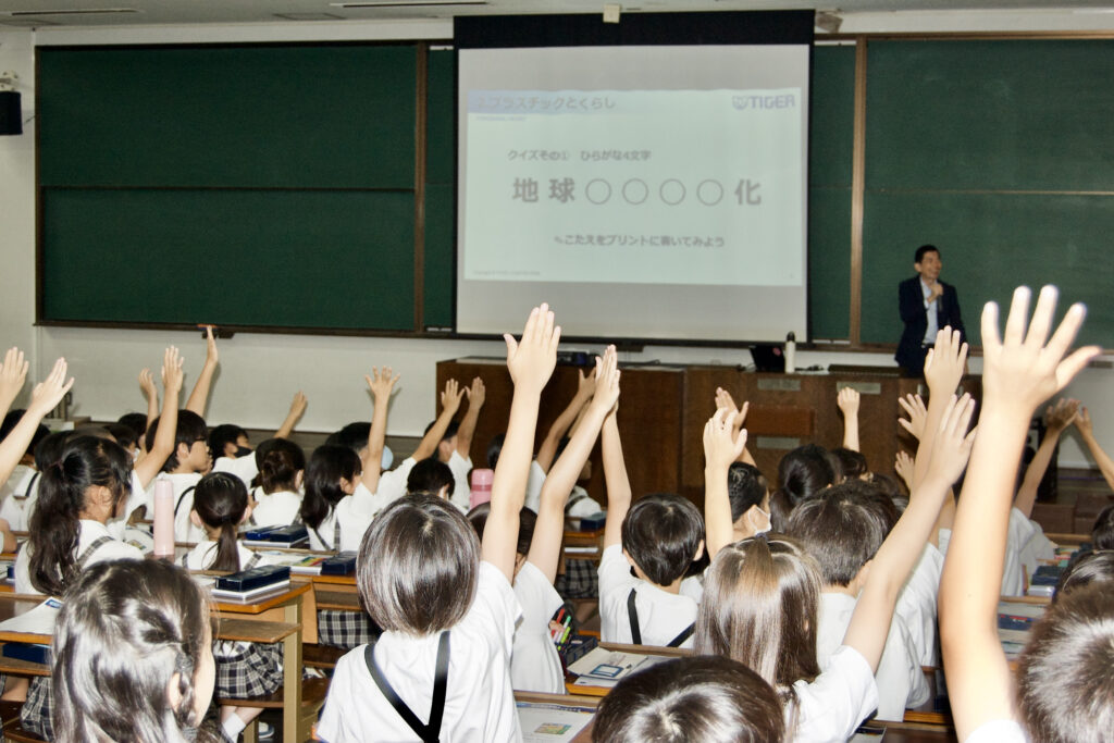 クイズに参加する子供たち