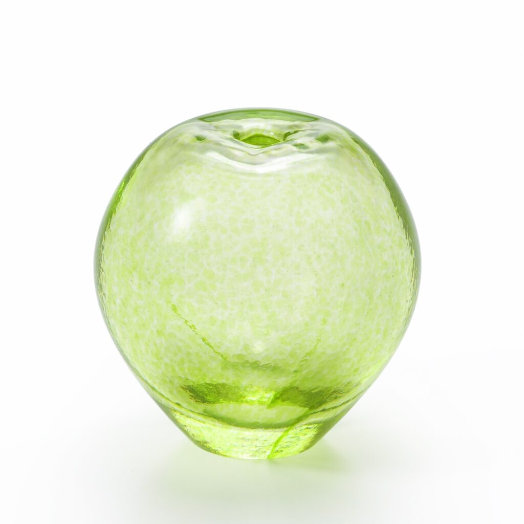 あおりんご一輪挿し