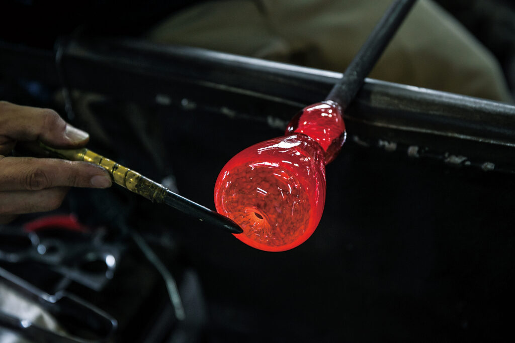 一つひとつ職人の手で形を整える