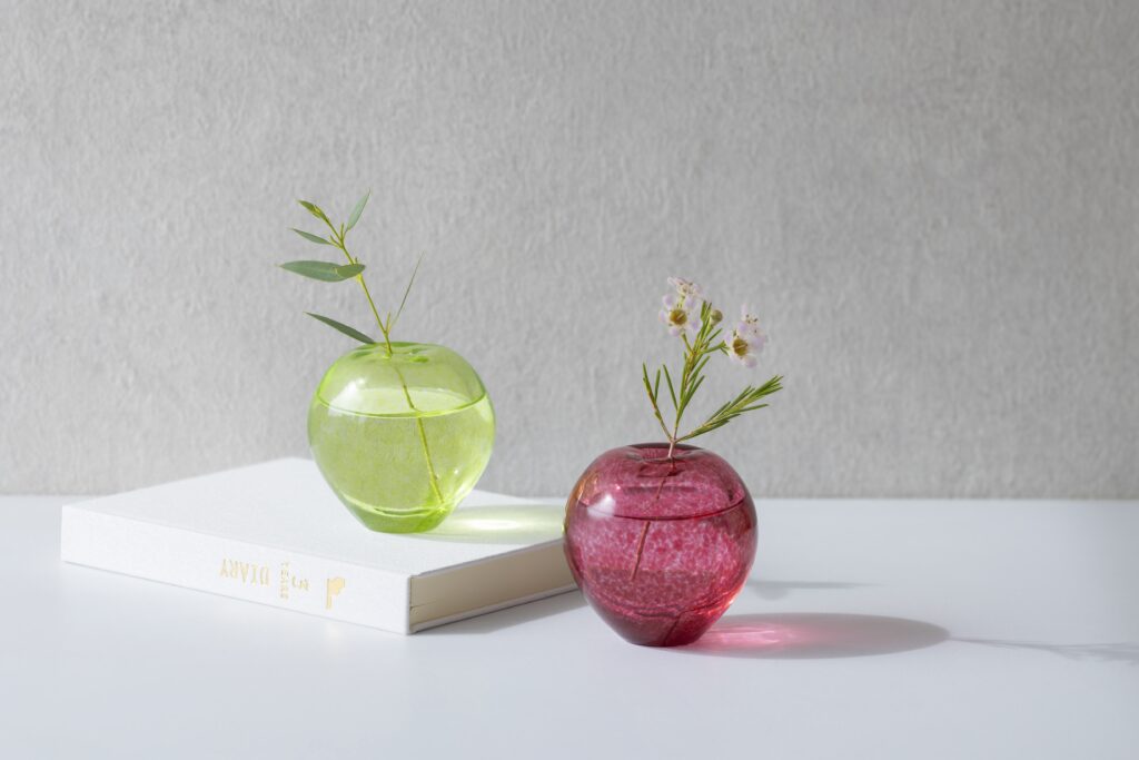 津軽びいどろりんごをかたどった一輪挿し